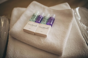 A white towel with two boxes of Hotel Bristol soap and three bottles of shower gel. - Bristol (Mostar)