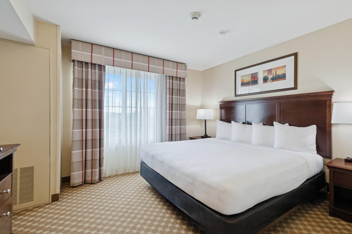 Suite, 1 Bedroom, Accessible, Non Smoking | Hypo-allergenic bedding available, desk, blackout drapes