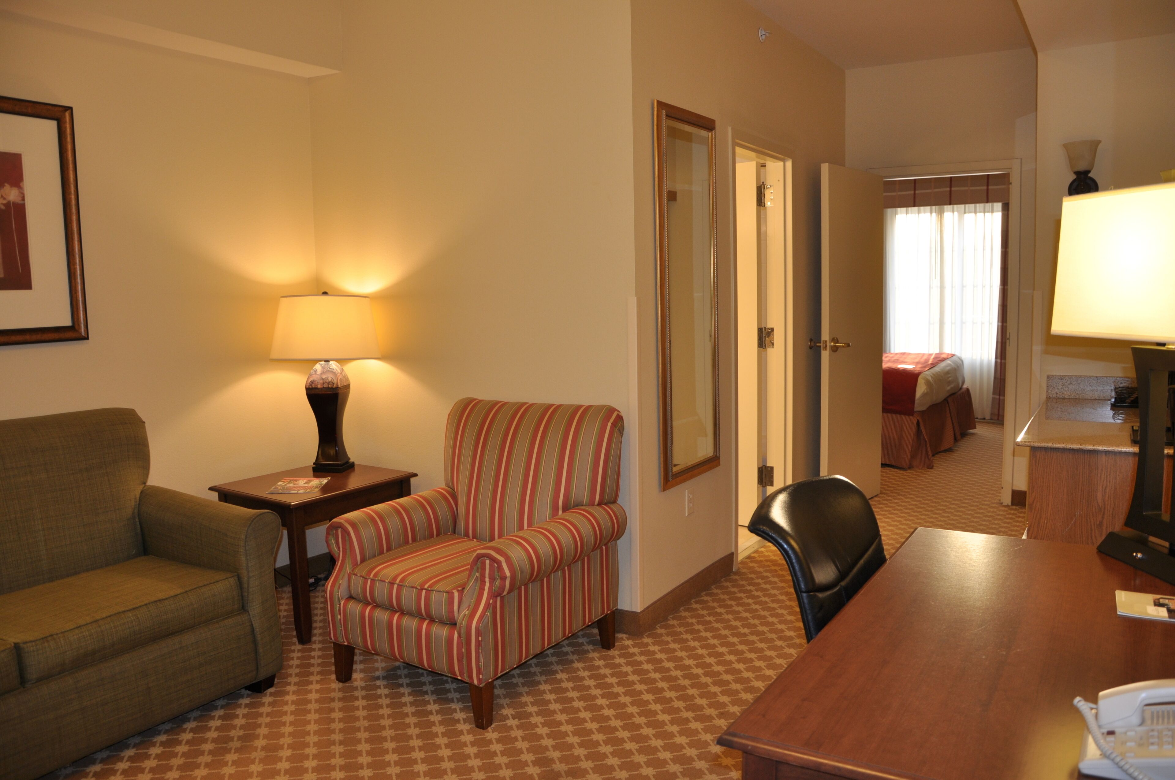 1 bedroom, hypo-allergenic bedding, down duvets, desk