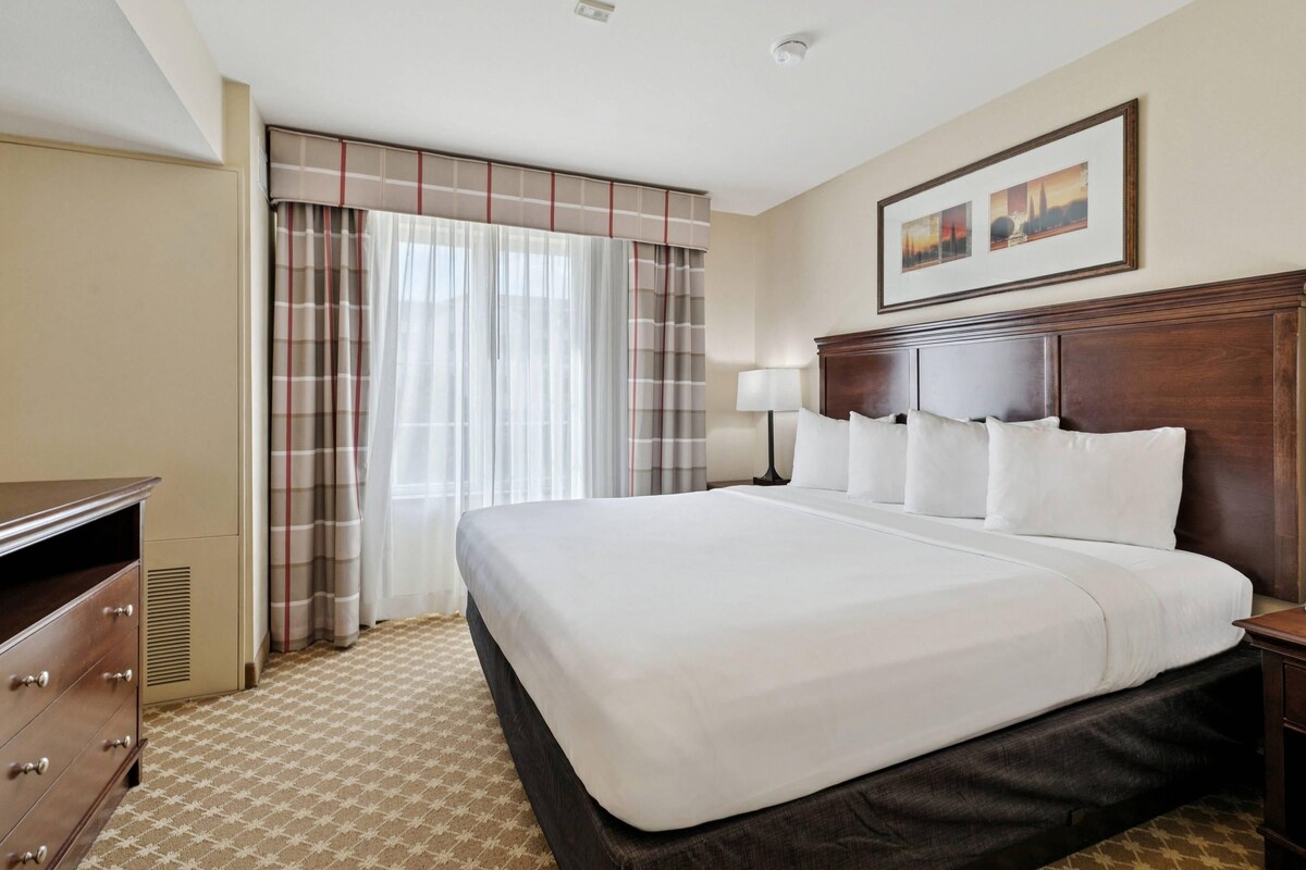 Suite, 1 Bedroom, Non Smoking | Hypo-allergenic bedding available, desk, blackout drapes