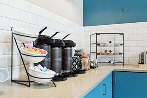 Free daily on-the-go breakfast - Country Inn & Suites by Radisson, Covington, LA (Covington)