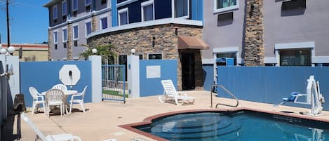 Una piscina al aire libre