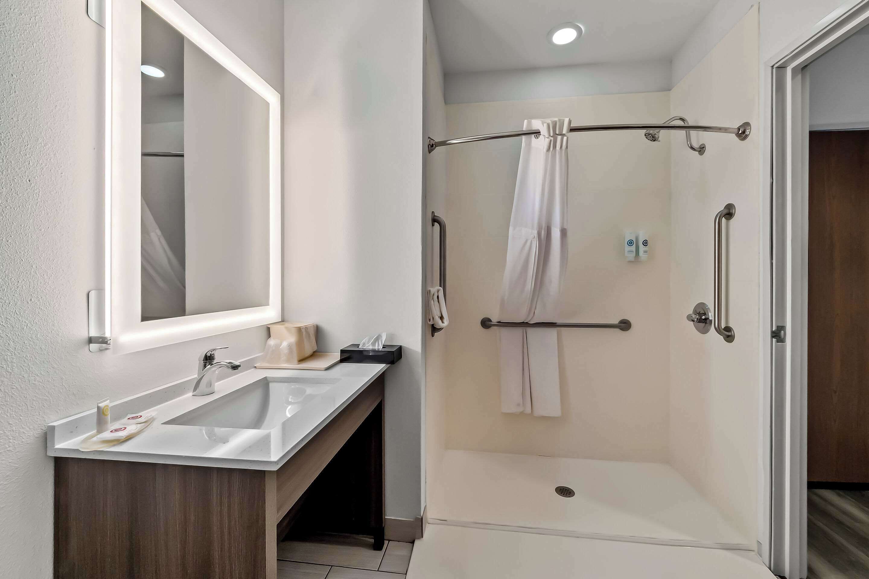 suite, 1 king bed, accessible, non smoking | in-room safe, desk, iron/ironing board, free wifi