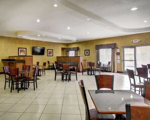 Free daily self-service breakfast  - Comfort Inn & Suites Alvarado (Alvarado)