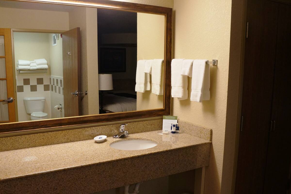 shower, hydromassage showerhead, free toiletries, hair dryer