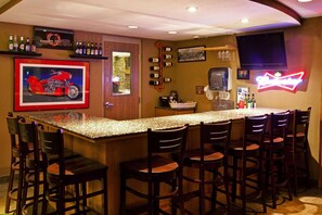 Serves lunch, dinner, and happy hour - AmericInn by Wyndham Anamosa (Anamosa)