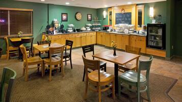 Café da manhã para viagem grátis todos os dias