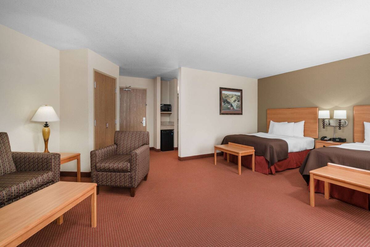 Suite, 2 queensize-senger, ikke-røyk | Skrivebord, blendingsgardiner, lydisolert og strykejern/-brett