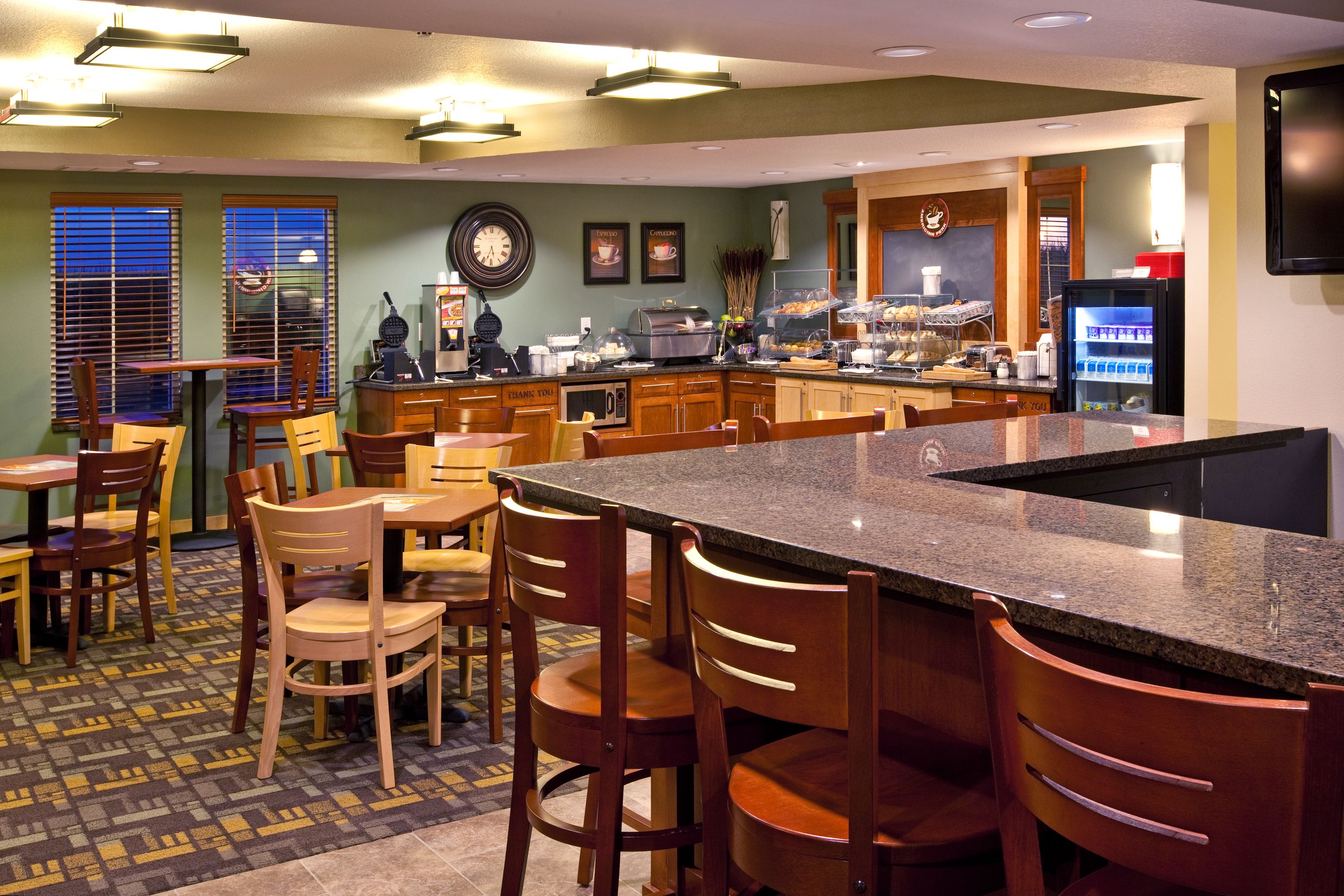 Ofrece almuerzos, cenas y happy hour