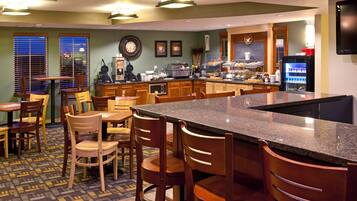 Sert le déjeuner, le dßner et l'apéritif