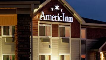 Fachada da propriedade à noite