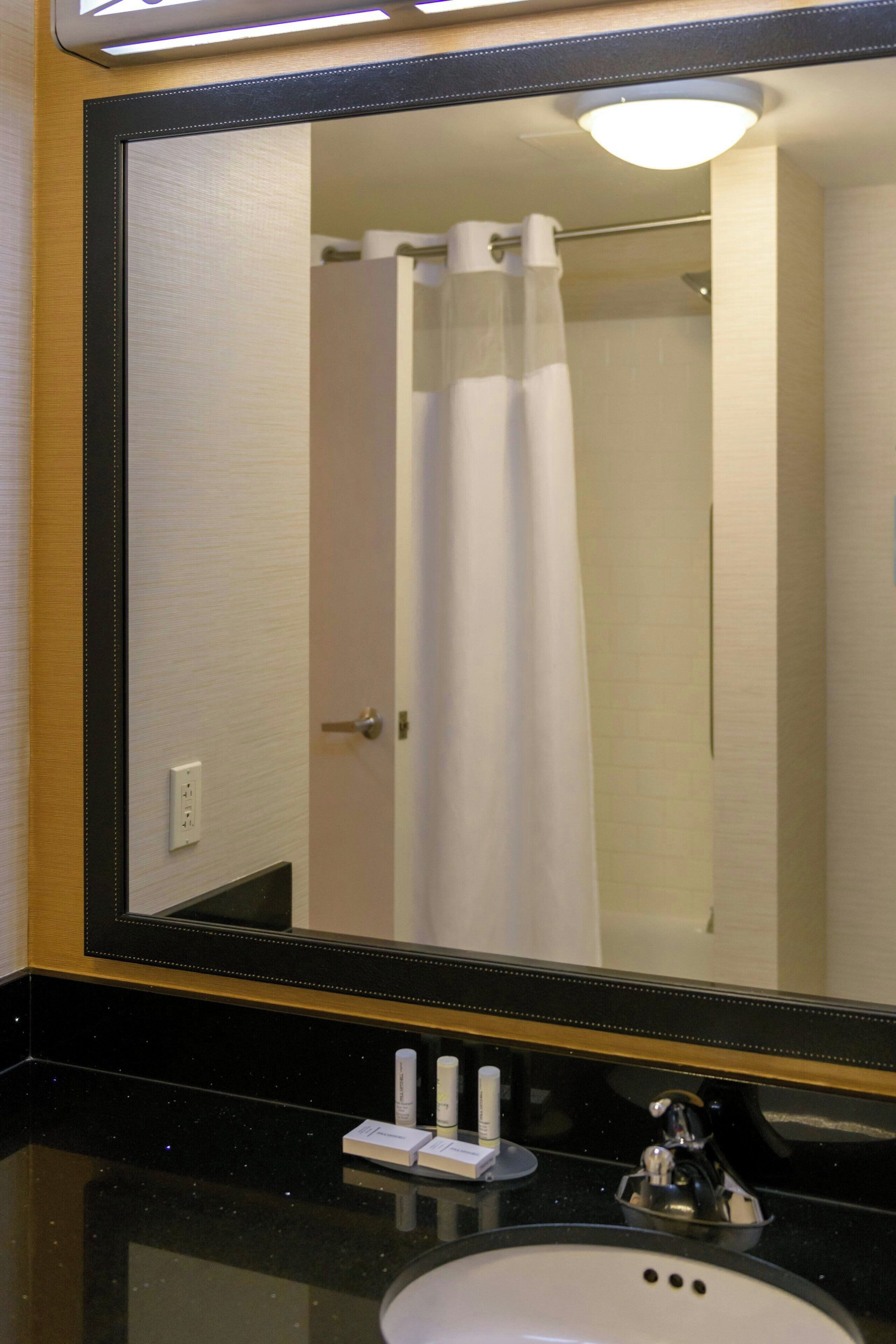 combined shower/bathtub, hair dryer, towels