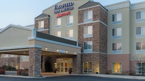 Ein Fairfield Inn & Suites Marriott Hotel mit Steinaußenwand, mehreren Stockwerken und einer überdachten Eingangszone.