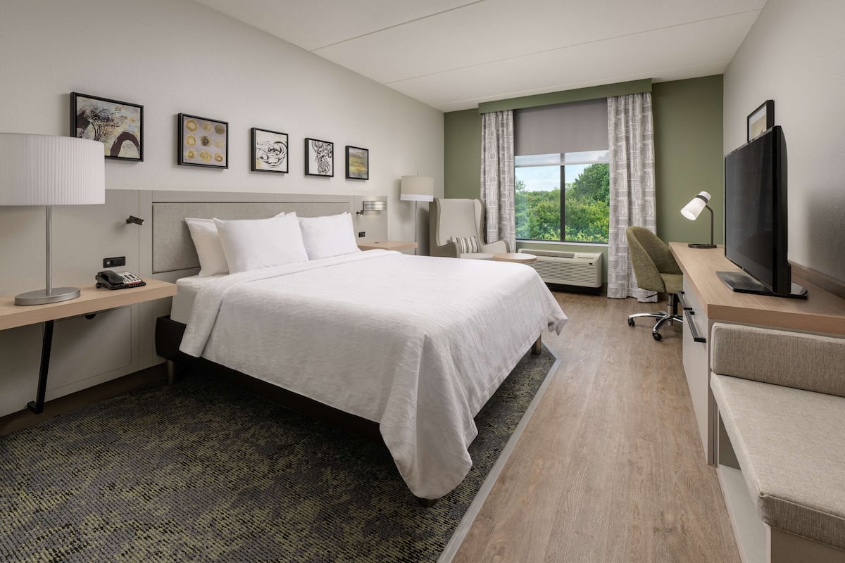1 bedroom, Egyptian cotton sheets, premium bedding, down duvets