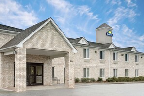 Exterior - Days Inn by Wyndham Greensboro NC (Greensboro)