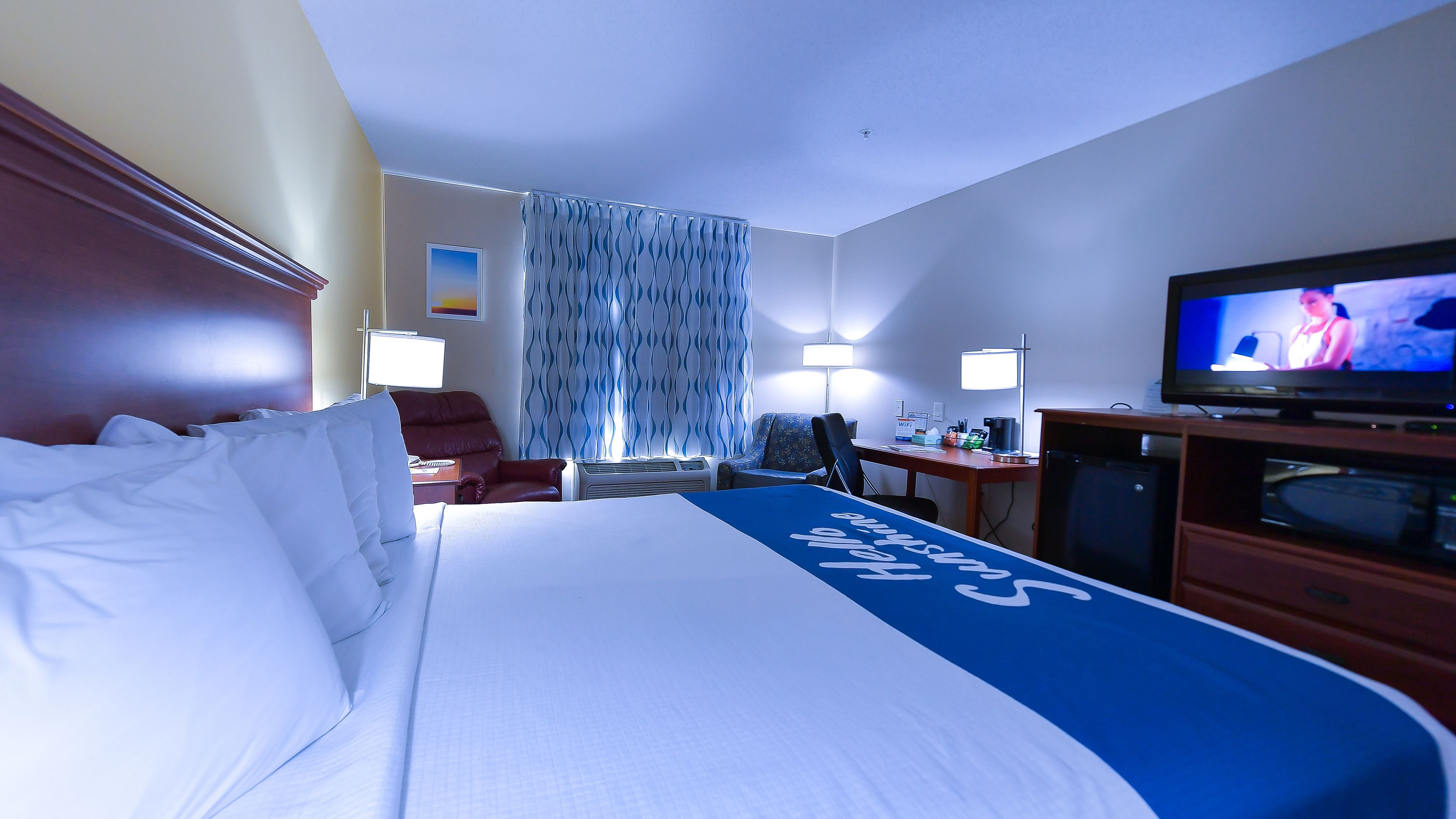 Escritorio, espacio para trabajar con un portátil, cortinas opacas