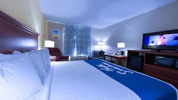 Skrivbord, arbetsyta för laptop och mörkläggningsgardiner