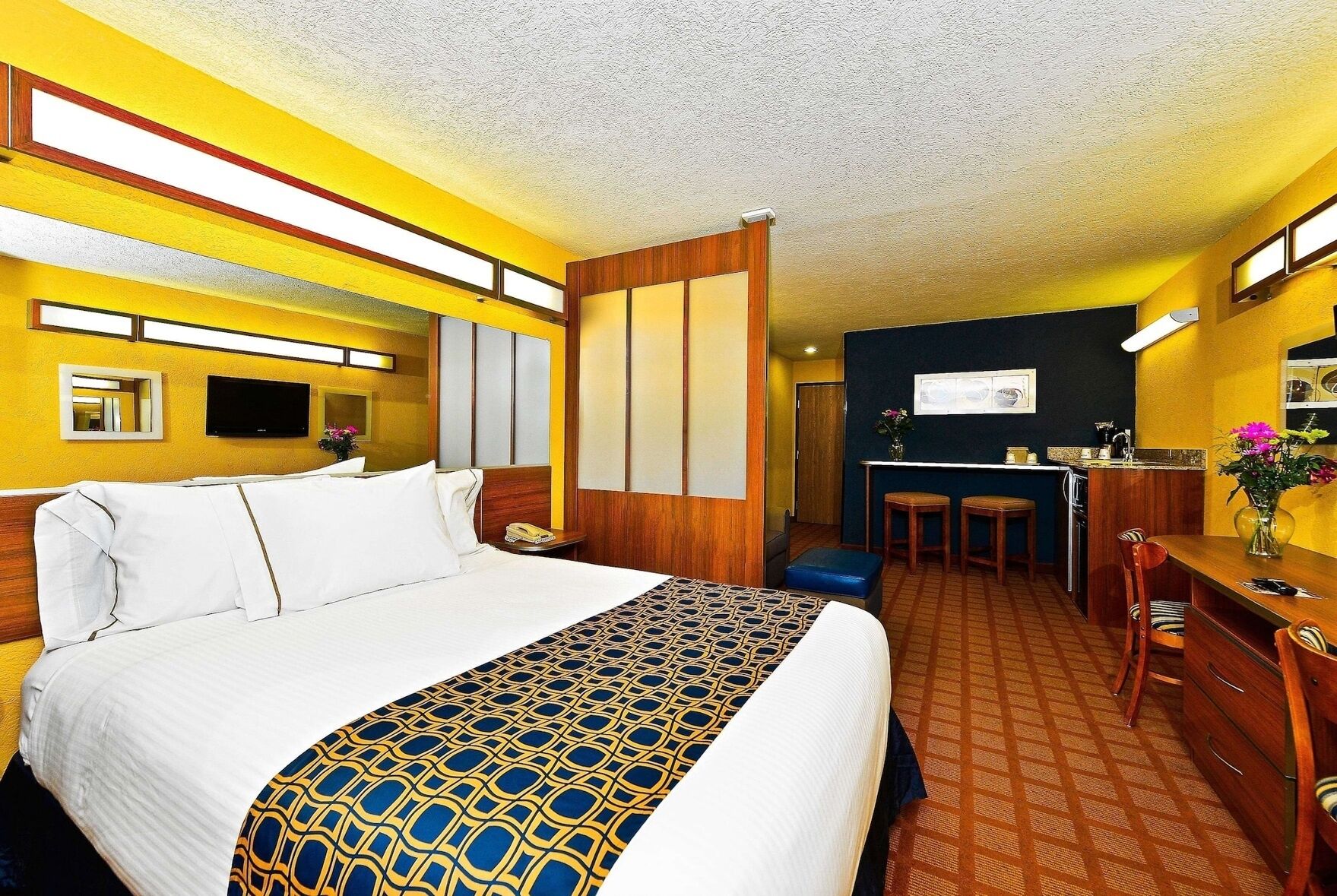 Premium bedding, desk, iron/ironing board, free WiFi