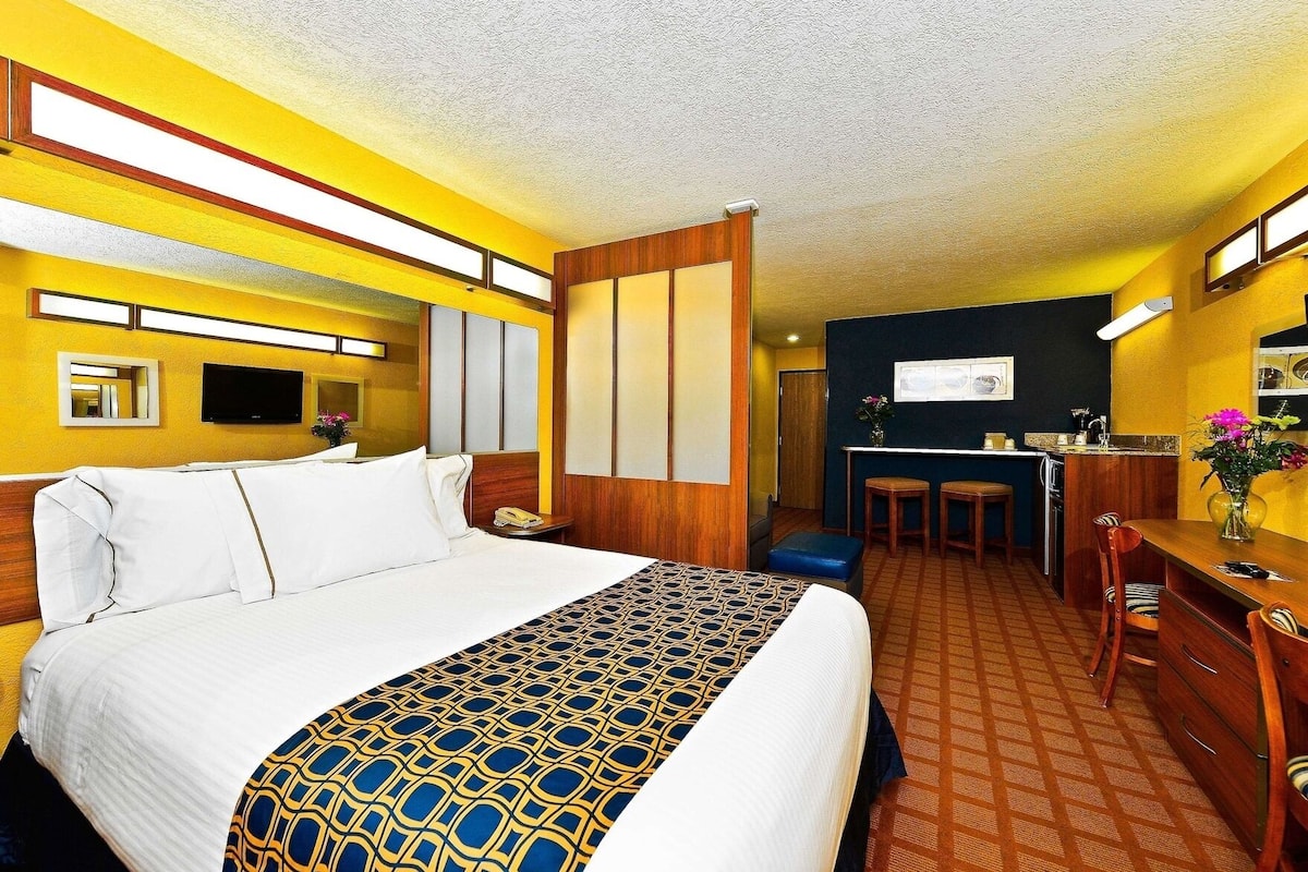 Premium bedding, desk, iron/ironing board, free WiFi