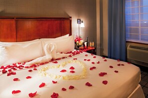 Hypo-allergenic bedding, down comforters, pillowtop beds, in-room safe - Four Points by Sheraton Midtown-Times Square (New York)