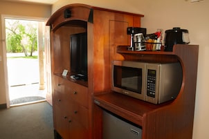 Espacio para trabajar con laptop, wifi gratis y ropa de cama