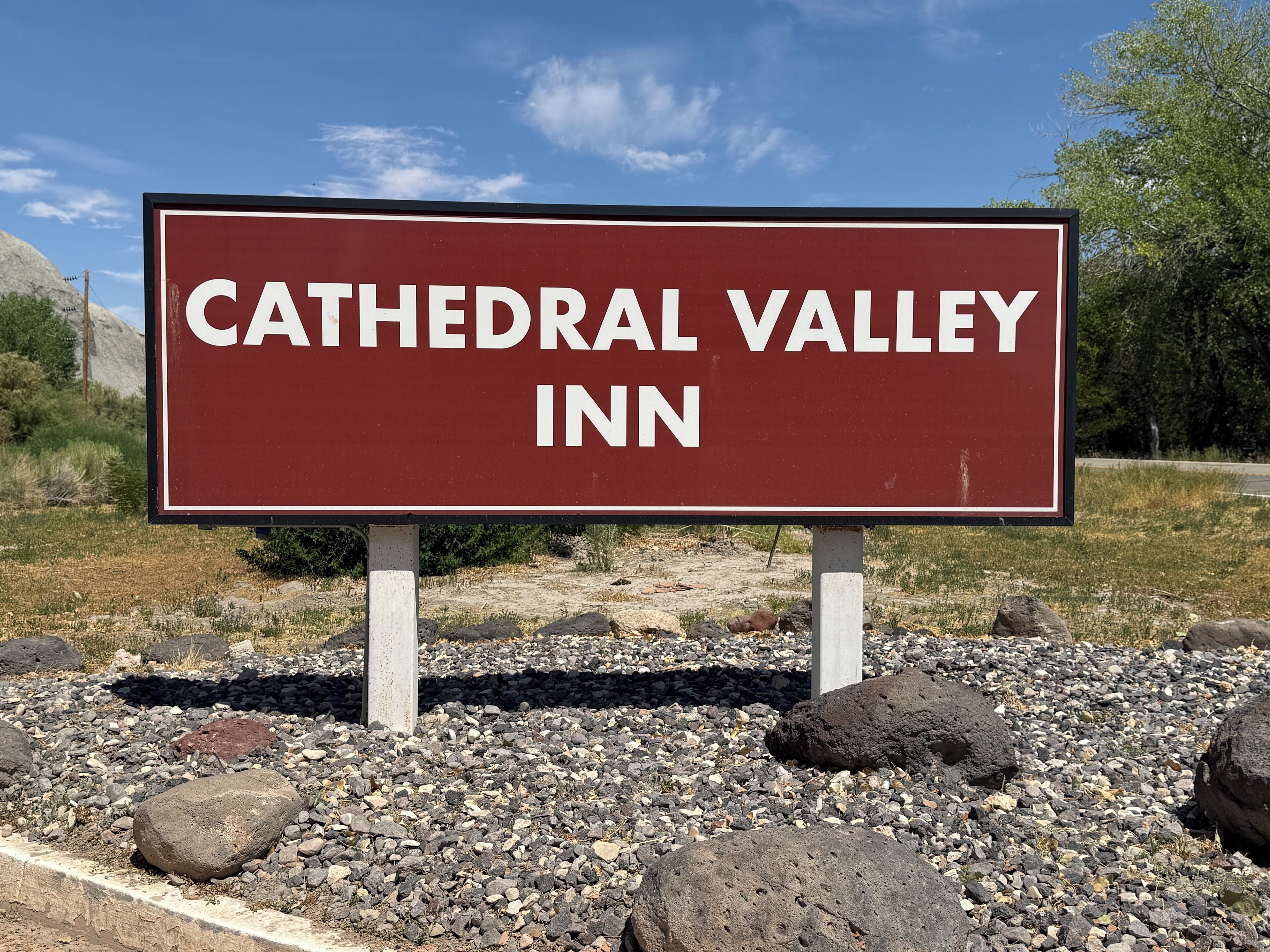 Señal para Cathedral Valley Inn.