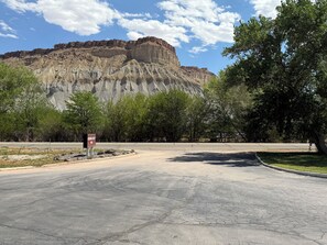 Un área de estacionamiento con un letrero que dice 'Cataract Valley M'.
