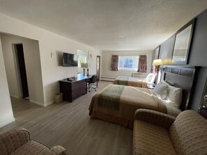 Double Room | Iron/ironing board, free WiFi, bed sheets, alarm clocks - Village Inn (Green Bay)