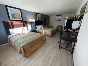 Iron/ironing board, free WiFi, bed sheets, alarm clocks - Village Inn (Green Bay)