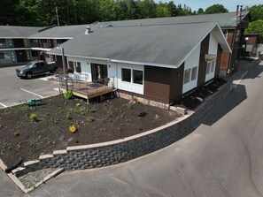 Property entrance - Cedar Motor Inn (Marquette)