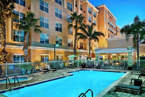 室外泳池;泳池傘、躺椅