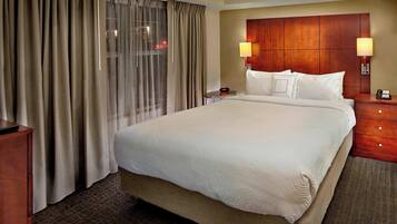 Roupas de cama premium, escrivaninha, cortinas blackout