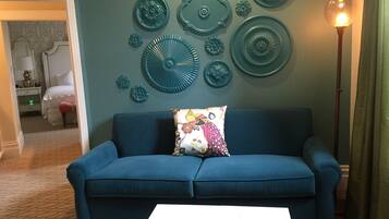 Premium Room, 1 King Bed with Sofa bed, No View | Área de estar | TV