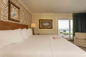 Deluxe kamer, 1 kingsize bed, balkon, uitzicht op meer | Een kluis op de kamer, een laptopwerkplek, een strijkplank/strijkijzer