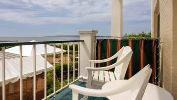 Deluxe Room, 1 King Bed, Balcony, Lake View | Balcony view