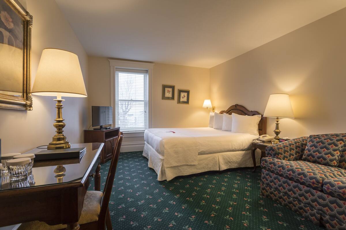 Economy Room, 1 Queen Bed | In-room safe, laptop workspace, iron/ironing board, WiFi (free)