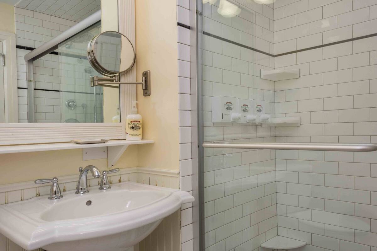 deluxe room, 1 king bed, balcony, lake view | bathroom | free toiletries, hair dryer, towels