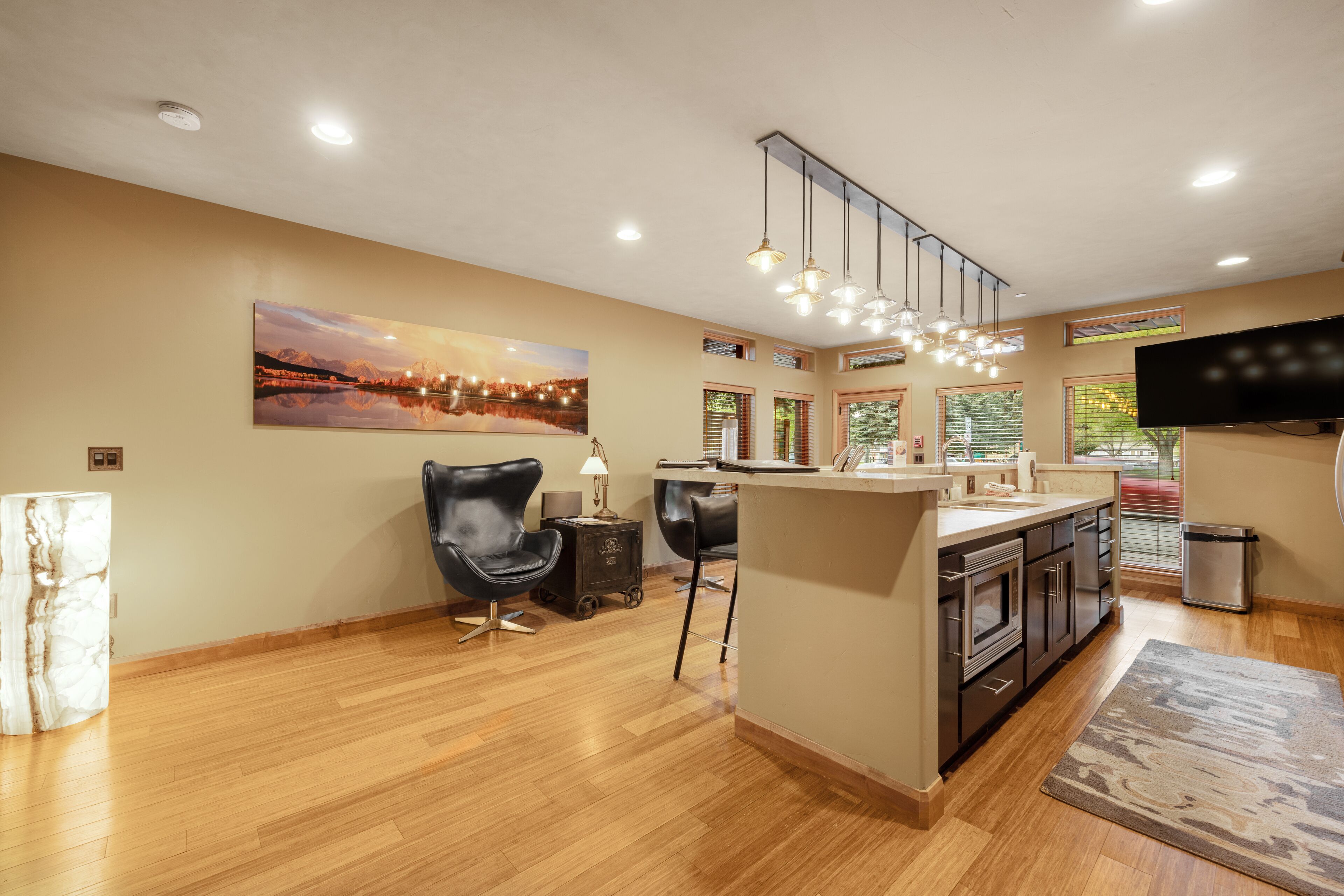 penthouse suite | living area | 40-inch flat-screen tv with cable channels, tv, ipod dock