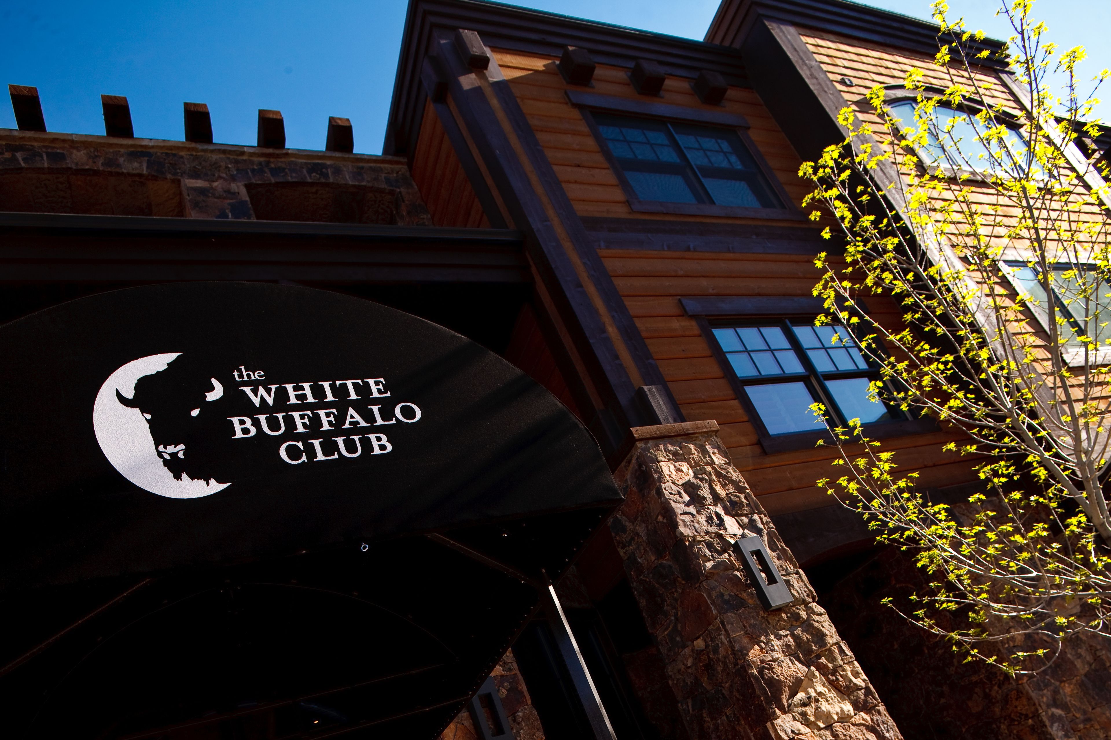 Un bâtiment sur lequel on peut lire l’inscription « The White Buffalo Club ».
