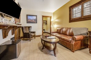 Deluxe King Suite | Living area