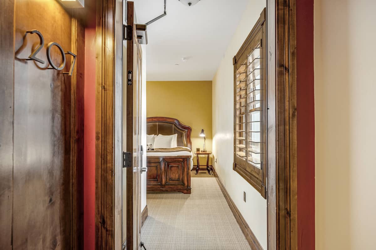 Deluxe King Suite | Luxe beddengoed, donzen dekbedden, een strijkplank/strijkijzer