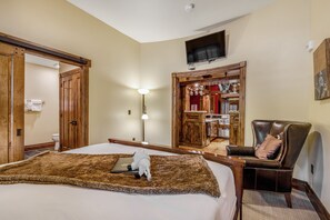 1 Bedroom Hospitality Suite | أغطية فراش متميزة وألحفة محشوة بالريش ومكواة/لوح كي وأسرّة أطفال/رضّع