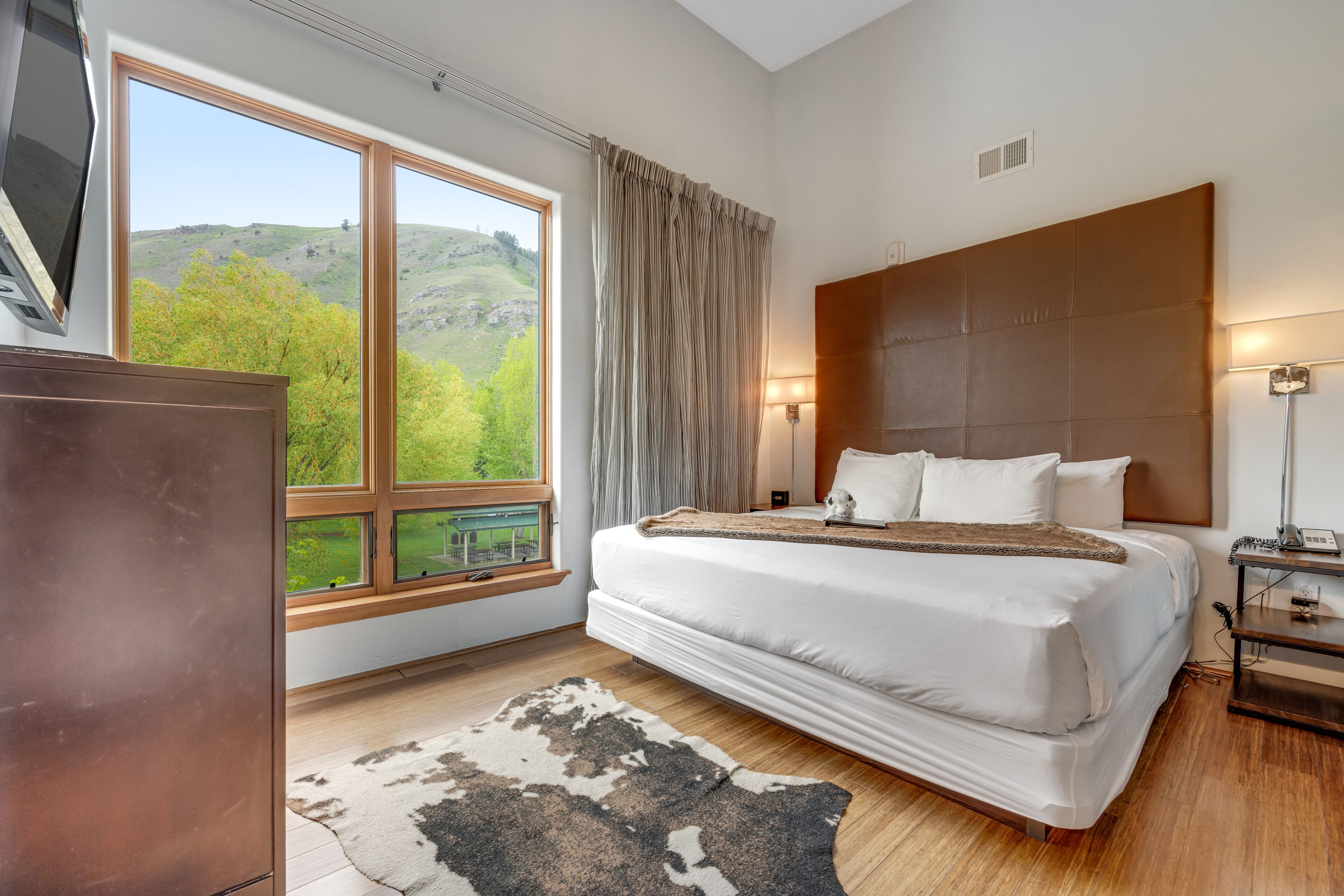 miller park suite | premium bedding, down duvets, iron/ironing board, cots/infant beds