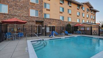 Kauden mukainen ulkouima-allas