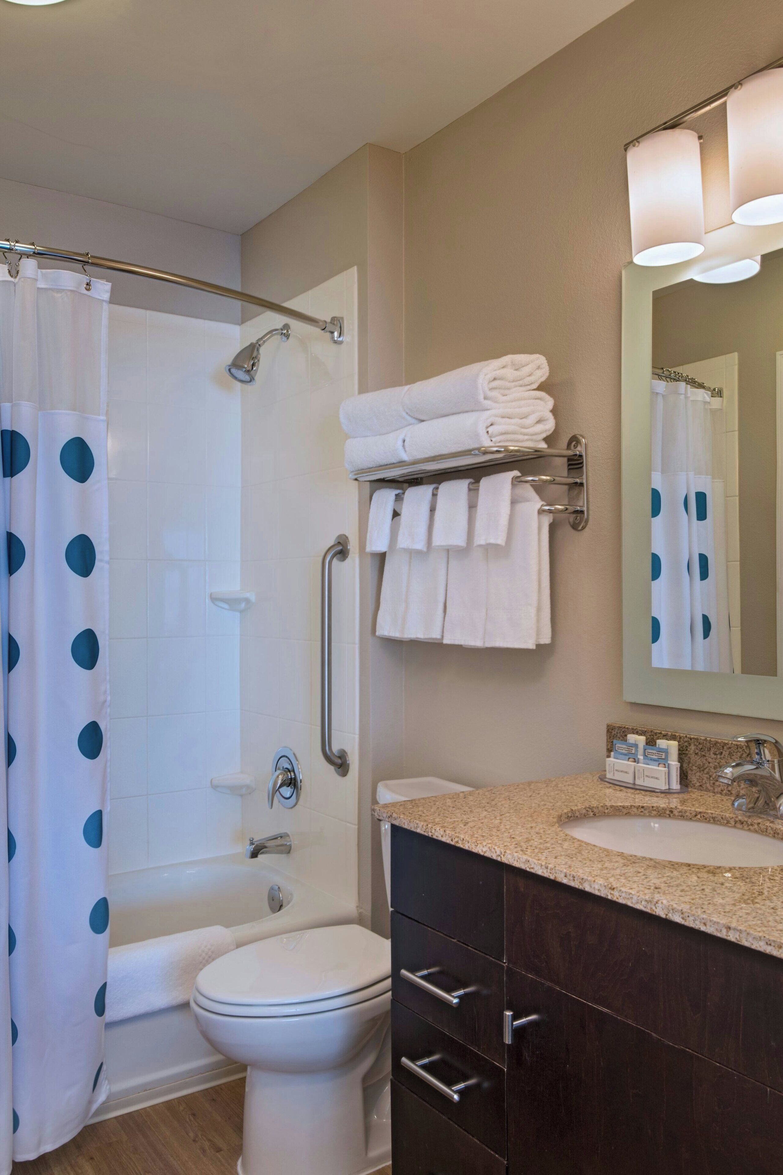 combined shower/bathtub, hair dryer, towels