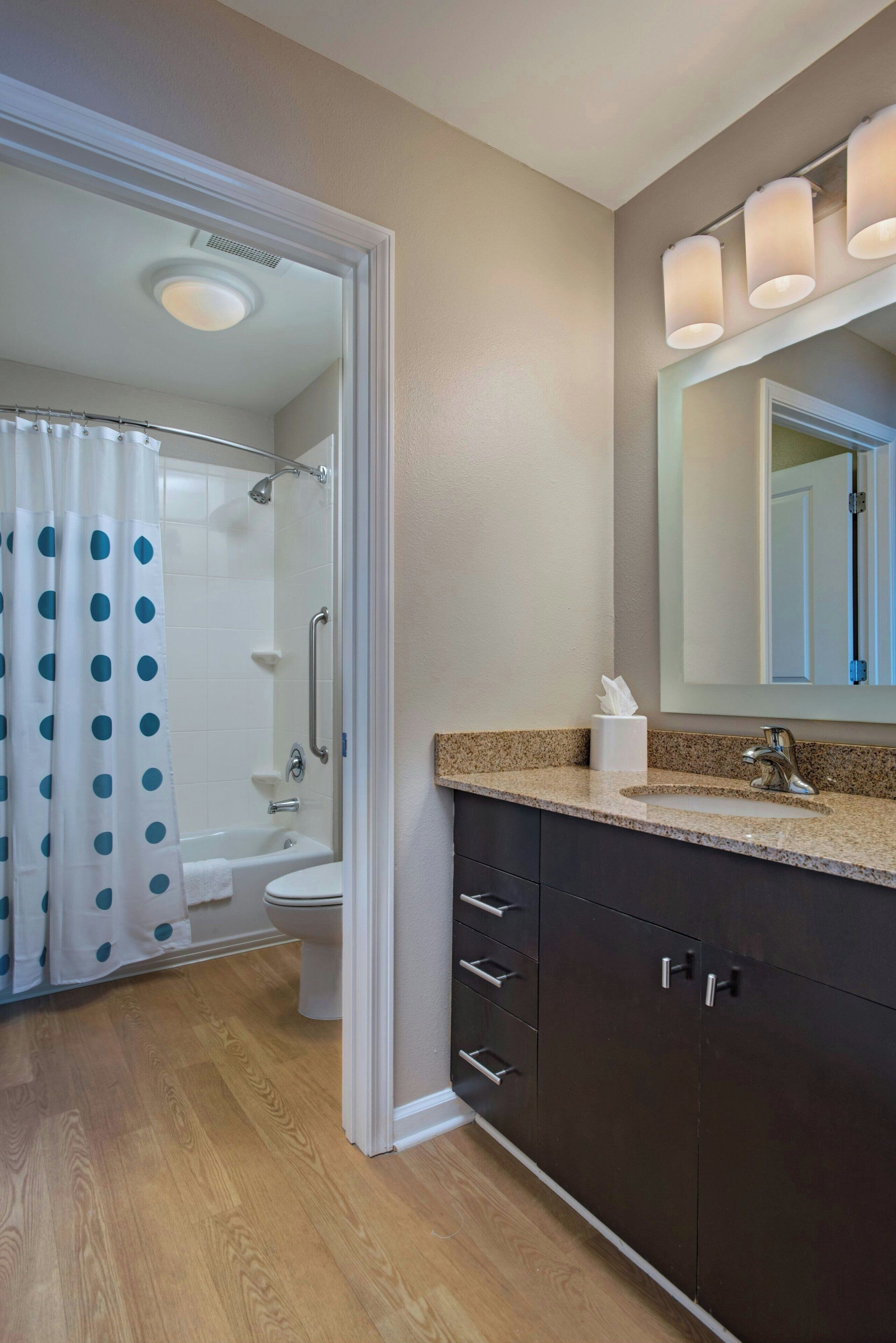 suite, 1 bedroom | bathroom | combined shower/bathtub, hair dryer, towels