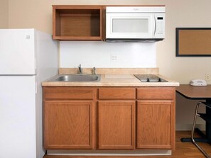 Frigorifero con congelatore, microonde, piano cottura, freezer