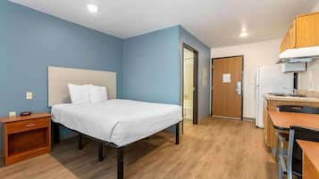 Desk, laptop workspace, iron/ironing board, free WiFi