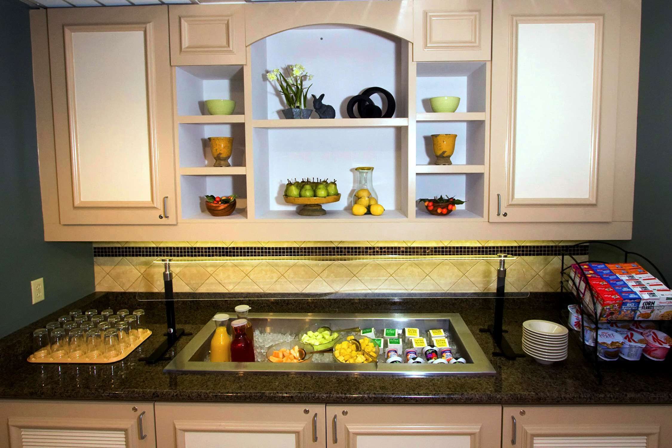 breakfast and dinner served, american cuisine