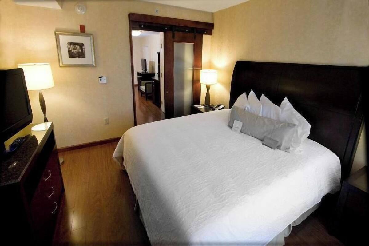 Hypo-allergenic bedding, in-room safe, iron/ironing board